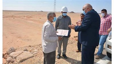 محافظ الوادي الجديد يوجه بإقامة مناطق زراعية وتنموية بطريق 