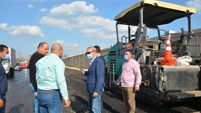 محافظ القليوبية يتفقد أعمال رصف طريق 