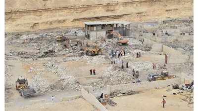 جهاز مدينة 15 مايو ينفذ حملة مكبرة لإزالة المبانى المقامة على مخرَّات السيول