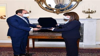 10 صور ترصد مباحثات السيسي مع قادة اليونان.. أبرزها منح الرئيس أعلى وأقدم وسام