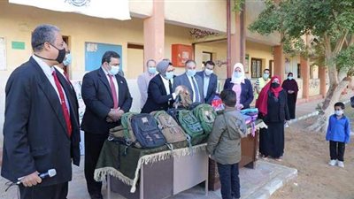 نائب محافظ الوادى الجديد تدشن حملة توزيع الحقائب المدرسية على الطلاب