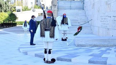 السيسي يضع إكليلًا من الزهور على نصب الجندي المجهول وسط أثينا | فيديو