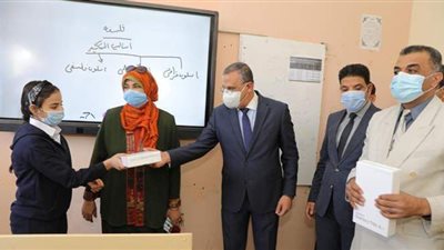 محافظ سوهاج يسلم أجهزة 