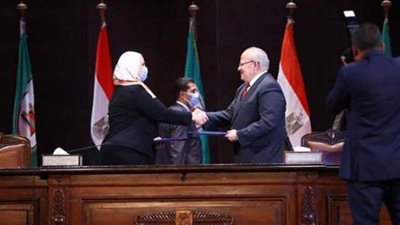 الخشت يهدي وزيرة التضامن الاجتماعي درع تكريم جامعة القاهرة