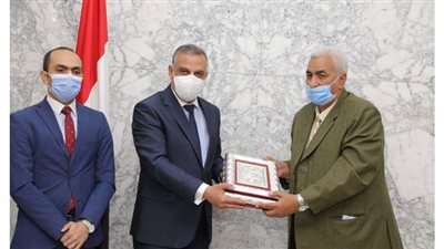 محافظ سوهاج يكرم رئيس مركز ومدينة سوهاج