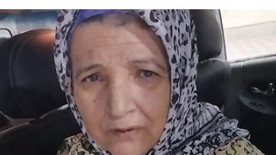 بعد القبض عليه.. والدة صاحب فيديو إجبارها بالزحف على السلالم باكية:  