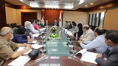 طارق الفقي يناقش الاشتراطات البنائية والتخطيطية لمدينتي سوهاج وجرجا