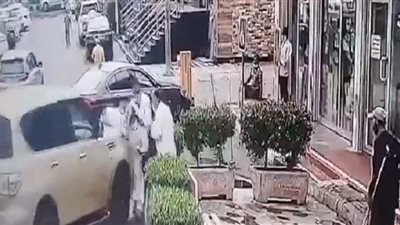 محاولة دهس متعمد لشابين في الجابرية بالكويت/ فيديو