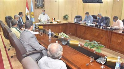 محافظ أسيوط يناقش تحصيل الإيرادات لتنمية الموارد الذاتية
