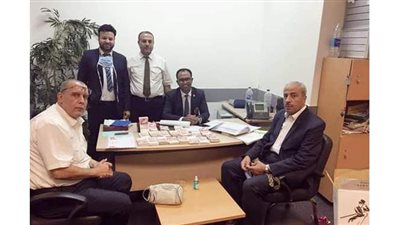 ضبط ١٠٢ الف جنيه استرليني  بحوزة راكب في مطار القاهرة.. صور