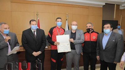 لفوزهم بأول الجمهورية.. محافظ بني سويف يُكرًم فريق 