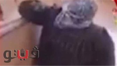 والدة صاحب فيديو الإهانة باكية أمام النيابة: «والنبي ماتحبس ابنى يابيه..ده غلبان »