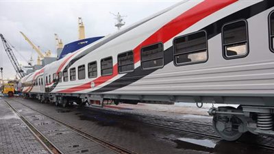 وزير النقل يعلن وصول دفعة جديدة من عربات القطارات