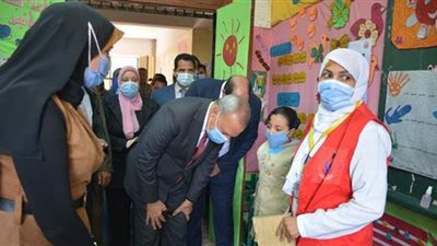 محافظ القليوبية يدشن الحملة القومية ضد الديدان المعوية