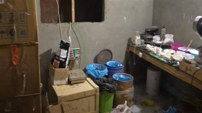 لحظة مداهمة مصنعين لتصنيع الأقراص المخدرة والأدوية المغشوشة بالجيزة| فيديو