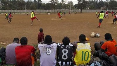 عجائب الكرة الأفريقية.. حكم يدفع مدرب جنوب السودان ويسقطه أرضا | فيديو