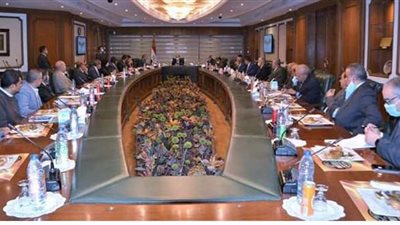 وزير  الطيران يلتقى رؤساء النقابات العامة التابعة للوزارة