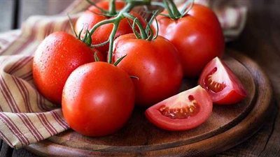 متحدث سوق العبور:  9 جنيهات سعر كيلو الطماطم.. ونتوقع انخفاضها خلال أيام