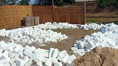 رئيس مدينة أبوصوير بالإسماعيلية يوقف حالة بناء مخالفة | صور