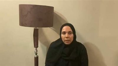 مهتز نفسيا يشعل النيران فى ملابسه بهدف إثارة المواطنين | فيديو