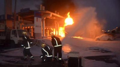 بعد تدمير زورقين مفخخين.. حريق  هائل بالقرب من محطة توزيع المنتجات البترولية بجازان السعودية