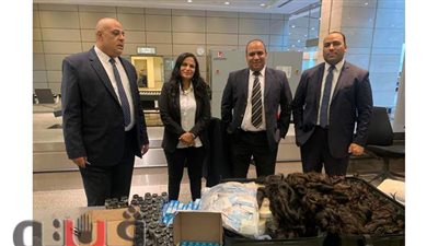 ضبط ٦٧ باروكة شعر داخل مخدات بحوزة راكب في مطار القاهرة | صور