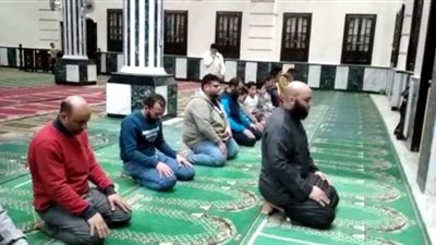 صلاة المغرب تحت سيطرة أمنية في المنصورة بسبب شخص متعنت  | فيديو