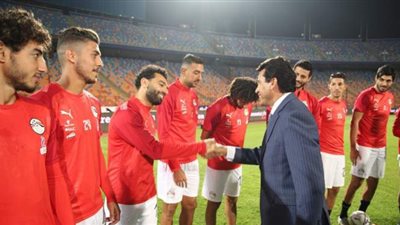 أشرف صبحي يتابع مع وزيرة الصحة نتائج مسحات لاعبي المنتخب ويطمئن على حالة محمد صلاح