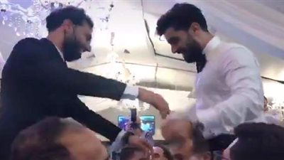 انتقادات بريطانية حادة لمحمد صلاح بسبب حضوره حفل زفاف شقيقه وإصابته بكورونا| فيديو وصور