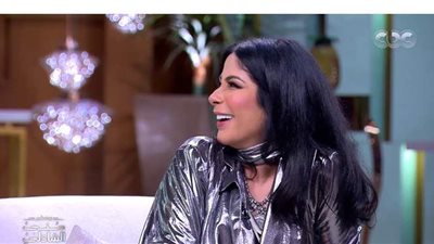 صدمة منى زكي  بعد رؤية كيكة أحمد حلمي على الهواء مع منى الشاذلي| فيديو