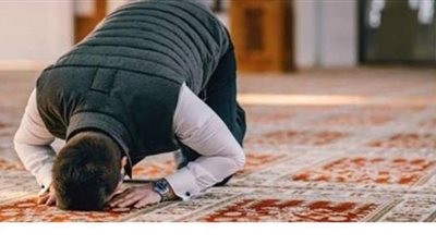 ما حكم السجود مع وجود حائل بين الجبهة والأرض؟.. الإفتاء  تجيب