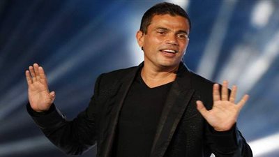 ملامح تقدم العمر تظهر على عمرو دياب في أحدث ظهور