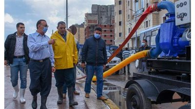 محافظ الإسكندرية يتابع جهود تصريف مياه الأمطار بالدخيلة