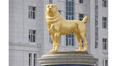 دولة آسيوية تكرّم كلبا بتمثال ذهبي