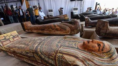 اكتشاف 159 تابوتا و 40 تمثالا لمعبودات مذهبة في 3 آبار بمنطقة آثار سقارة