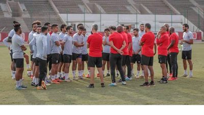 موسيماني يحاضر لاعبي الأهلي في المران المسائي