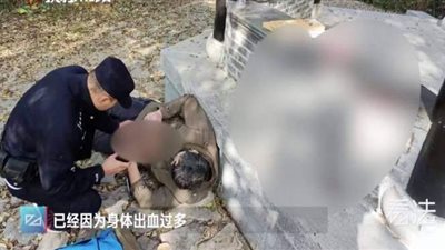 الشرطة تنقذ مواطن صيني حاول الانتحار بقطع بطنه بسكين