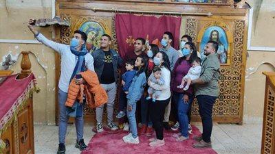 الأقباط يلتقطون الصور التذكارية في احتفالات دير مارجرجس في الأقصر .. فيديو وصور