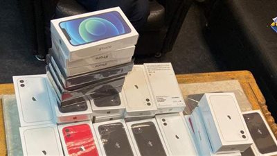 إحباط محاولة تهريب 55 هاتف «إيفون» بحوزة راكب في مطار القاهرة