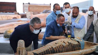 السياحة تعلن عن أكبر كشف أثري.. العثور على 100 تابوت مغلق بسقارة.. نقل المحتويات لـ4 متاحف.. و