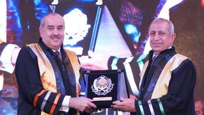 أكاديمية العلوم والتكنولوجيا والنقل البحرى تكرم وزير الطيران المدني