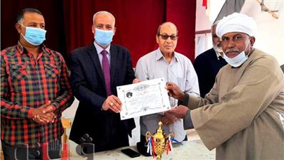 تعليم الأقصر يسلم مدرسة أرمنت الثانوية بنات كأس أجمل حديقة لعام 2019