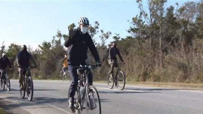 بايدن وزوجته يركبان الدراجات وسط حراسة مشددة من عناصر الخدمة السرية | فيديو