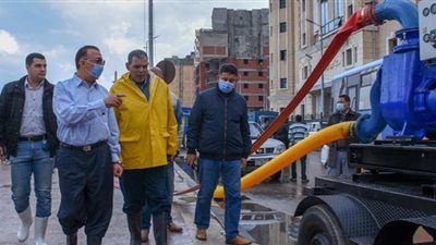 ١٢ صورة ترصد رفع مياه أمطار نوة المكنسة في الإسكندرية