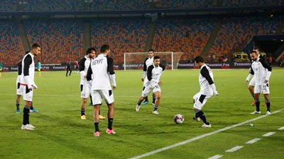 لاعبو المنتخب يجرون عمليات الإحماء قبل لقاء توجو  | صور