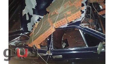 تهشم سيارتين انهار عليهما سور بلكونة في المنصورة دون إصابات  | صور