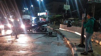 زحام بمدخل المنصورة بعد سقوط إشارة مرور بسبب الرياح | صور