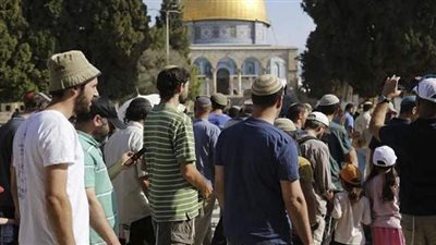 صهاينة يقتحمون المسجد الأقصي في حماية قوات الاحتلال.. فيديو