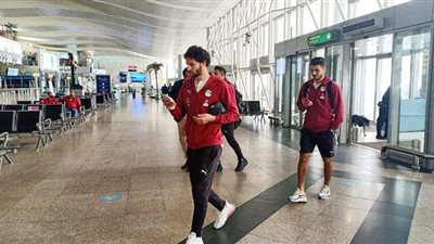 بعثة المنتخب الوطني لكرة القدم تصل إلى مطار القاهرة استعدادا للسفر إلى توجو | صور