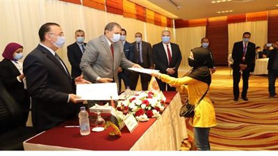 وزير القوى العاملة يسلم 88 عقد عمل لذوي القدرات الخاصة